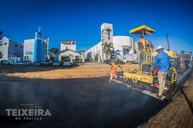 Prefeitura de Teixeira de Freitas amplia ações de infraestrutura com pavimentação no Monte Castelo