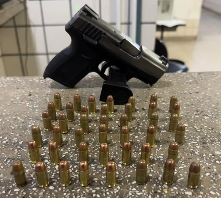 Homem é detido com pistola e 43 munições durante ação da PM em Itamaraju Homem é detido com pistola e 43 munições durante ação da PM em Itamaraju
