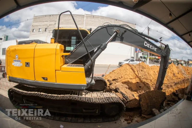 Prefeitura inicia implantação de drenagem antes da pavimentação da Rua Mauá em Teixeira de Freitas Prefeitura inicia implantação de drenagem antes da pavimentação da Rua Mauá em Teixeira de Freitas