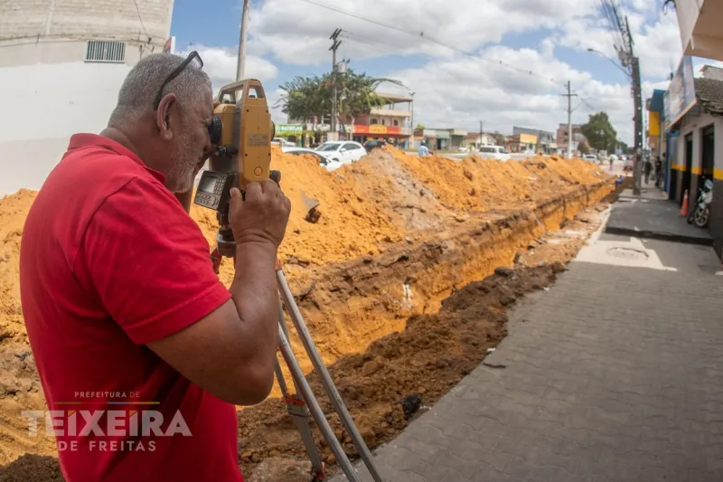 Prefeitura inicia implantação de drenagem antes da pavimentação da Rua Mauá em Teixeira de Freitas Prefeitura inicia implantação de drenagem antes da pavimentação da Rua Mauá em Teixeira de Freitas