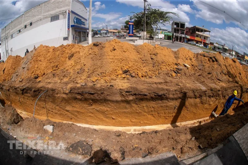 Prefeitura inicia implantação de drenagem antes da pavimentação da Rua Mauá em Teixeira de Freitas Prefeitura inicia implantação de drenagem antes da pavimentação da Rua Mauá em Teixeira de Freitas