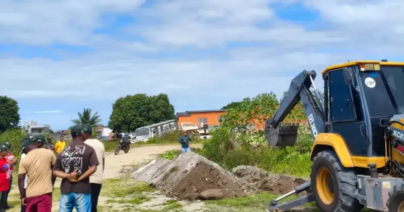 Alunos aprendem na prática a operar retroescavadeira durante capacitação em Prado
