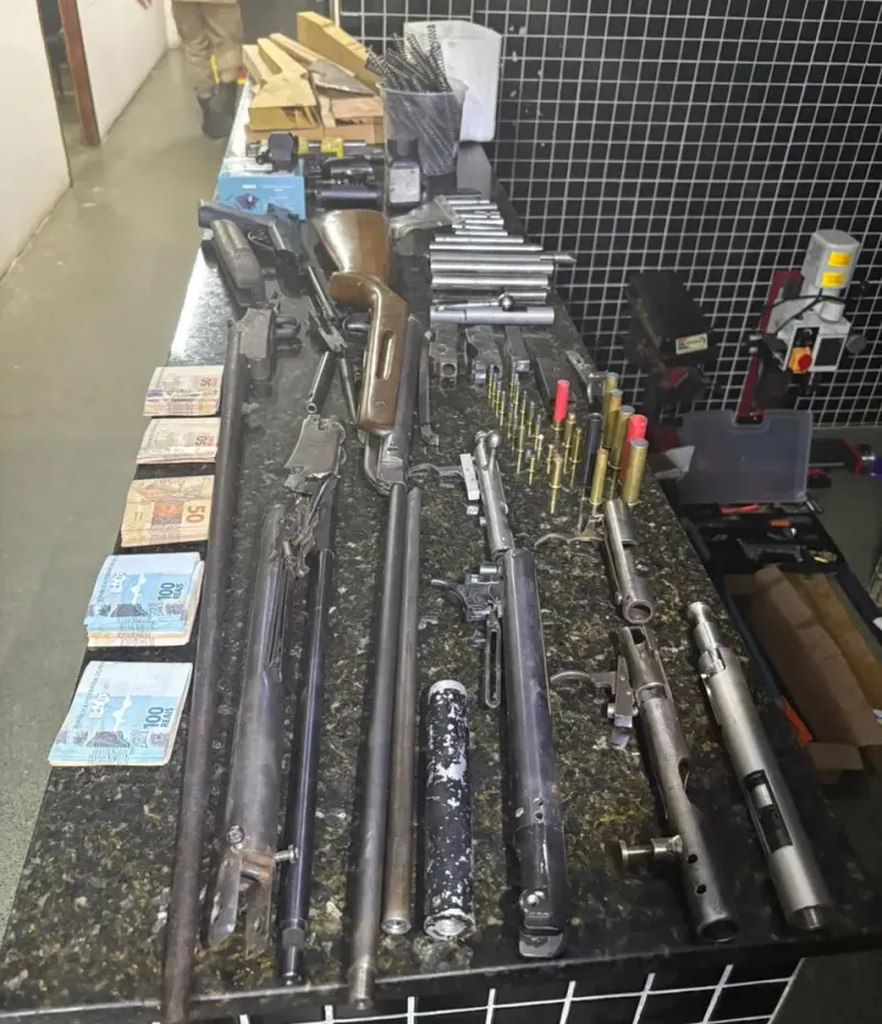 PM apreende armas, munições e equipamentos usados na fabricação clandestina em Itamaraju PM apreende armas, munições e equipamentos usados na fabricação clandestina em Itamaraju