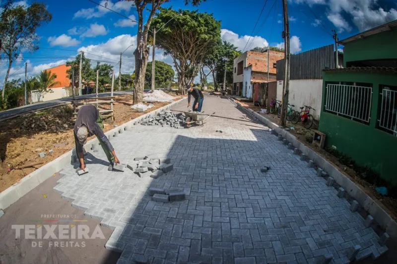 Comunidade da Palhinha ganha nova pavimentação com bloquete intertravado em Teixeira de Freitas