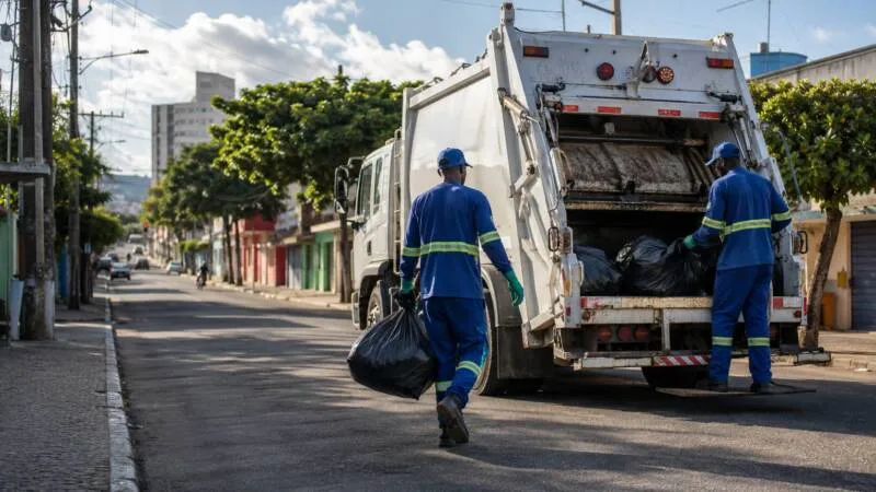Prefeitura de Teixeira de Freitas decreta emergência na coleta de lixo