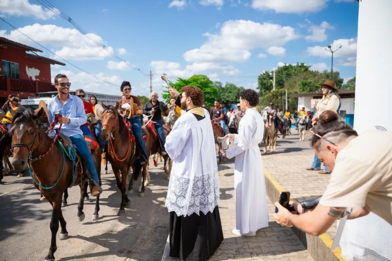 Com bênção na Igreja Matriz, Cavalgada do Vaqueiro celebra tradição em Ibirapuã