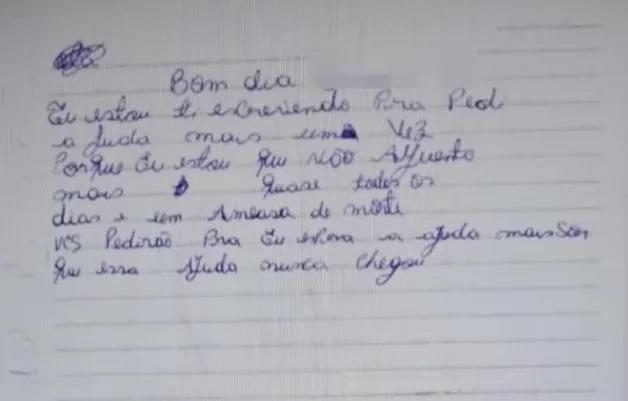 Mulher é resgatada de cárcere privado após filho de 7 anos levar bilhetes de socorro à professora na Bahia Mulher é resgatada de cárcere privado após filho de 7 anos levar bilhetes de socorro à professora na Bahia
