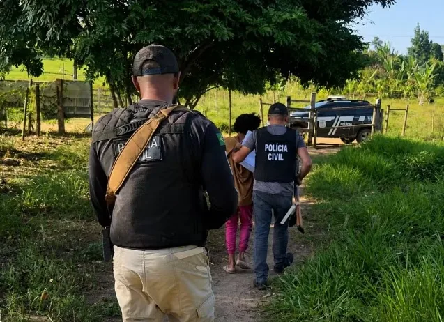 Mulher é resgatada de cárcere privado após filho de 7 anos levar bilhetes de socorro à professora na Bahia Mulher é resgatada de cárcere privado após filho de 7 anos levar bilhetes de socorro à professora na Bahia