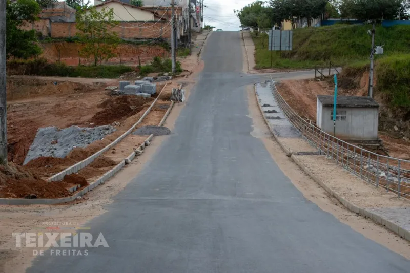Ladeira Padre Anchieta recebe calçadas após conclusão da pavimentação em Teixeira de Freitas