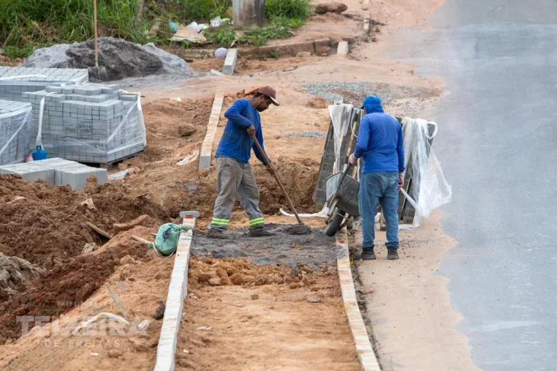 Ladeira Padre Anchieta recebe calçadas após conclusão da pavimentação em Teixeira de Freitas