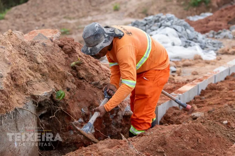Ladeira Padre Anchieta recebe calçadas após conclusão da pavimentação em Teixeira de Freitas