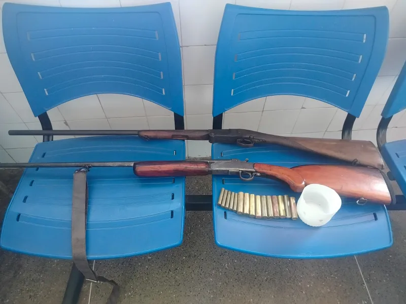 Caçadores fogem antes da chegada da polícia, mas deixam armas e munições para trás em Floresta Azul Caçadores fogem antes da chegada da polícia, mas deixam armas e munições para trás em Floresta Azul