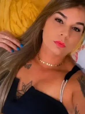 Mulher é morta a tiros após ter casa invadida por cinco homens armados na Bahia Mulher é morta a tiros após ter casa invadida por cinco homens armados na Bahia