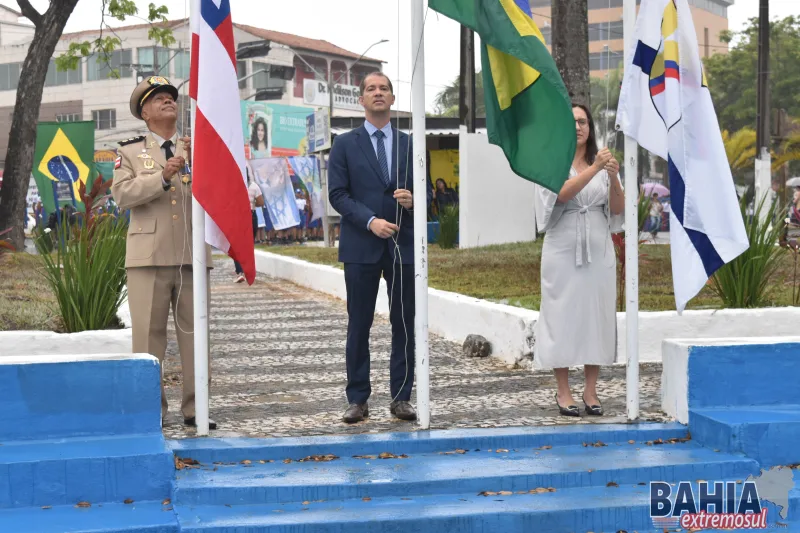 Sob chuva e emoção, Teixeira de Freitas celebra a Independência do Brasil com grande desfile cívico