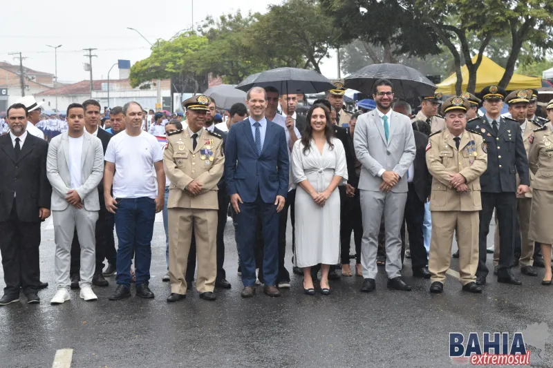 Sob chuva e emoção, Teixeira de Freitas celebra a Independência do Brasil com grande desfile cívico