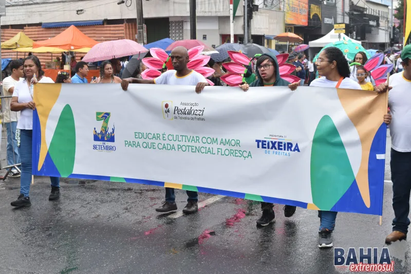 Sob chuva e emoção, Teixeira de Freitas celebra a Independência do Brasil com grande desfile cívico