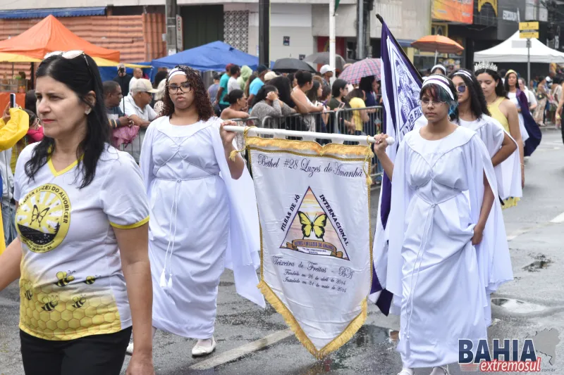 Sob chuva e emoção, Teixeira de Freitas celebra a Independência do Brasil com grande desfile cívico