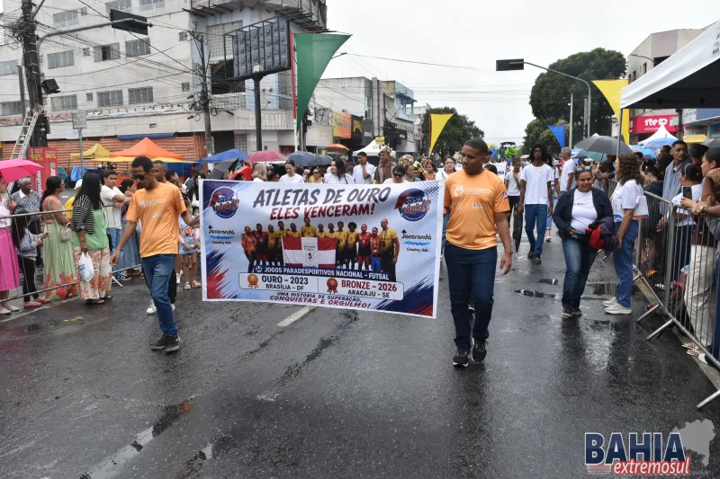 Sob chuva e emoção, Teixeira de Freitas celebra a Independência do Brasil com grande desfile cívico