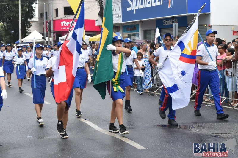 Sob chuva e emoção, Teixeira de Freitas celebra a Independência do Brasil com grande desfile cívico