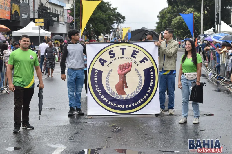 Sob chuva e emoção, Teixeira de Freitas celebra a Independência do Brasil com grande desfile cívico