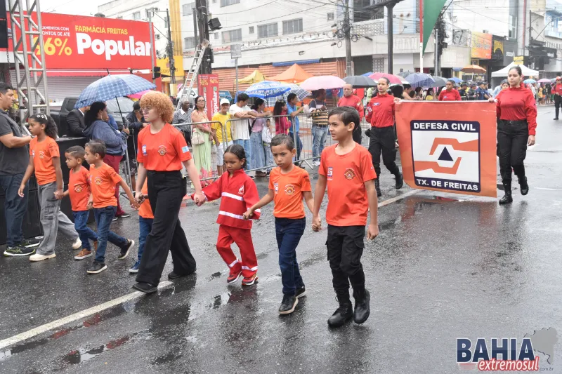 Sob chuva e emoção, Teixeira de Freitas celebra a Independência do Brasil com grande desfile cívico
