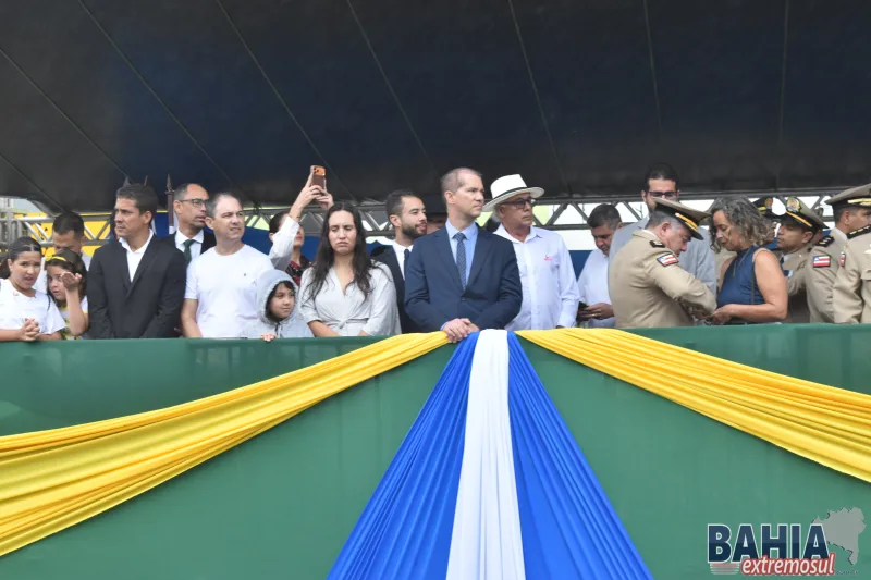 Sob chuva e emoção, Teixeira de Freitas celebra a Independência do Brasil com grande desfile cívico