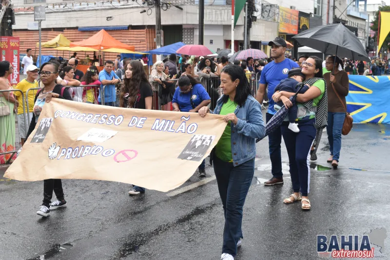 Sob chuva e emoção, Teixeira de Freitas celebra a Independência do Brasil com grande desfile cívico