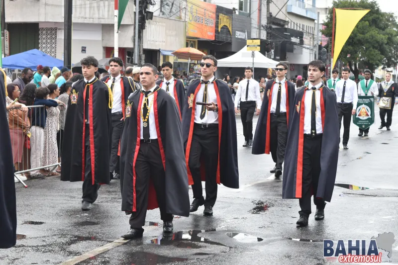 Sob chuva e emoção, Teixeira de Freitas celebra a Independência do Brasil com grande desfile cívico