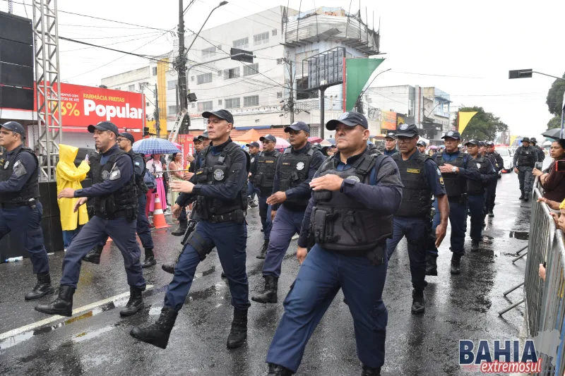 Sob chuva e emoção, Teixeira de Freitas celebra a Independência do Brasil com grande desfile cívico