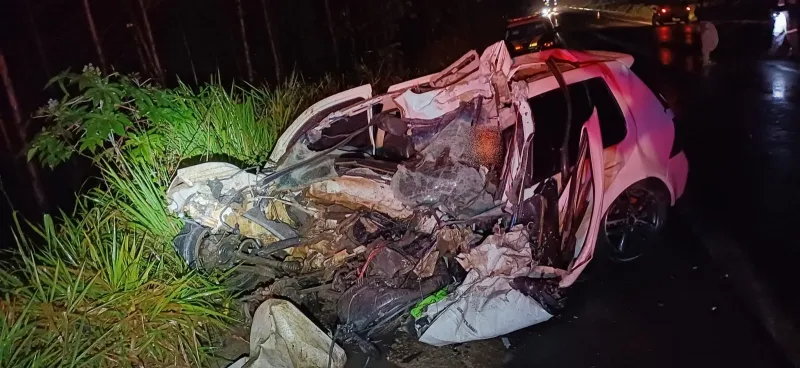 Motorista morre após colisão frontal entre Golf e carreta de eucalipto na BR-101, em Nova Viçosa Motorista morre após colisão frontal entre Golf e carreta de eucalipto na BR-101, em Nova Viçosa