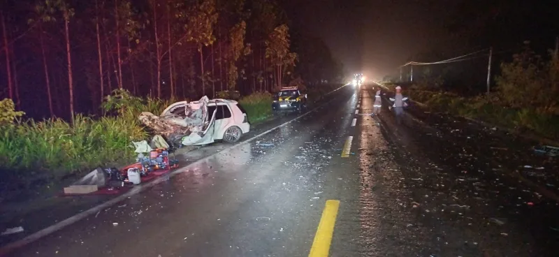 Motorista morre após colisão frontal entre Golf e carreta de eucalipto na BR-101, em Nova Viçosa Motorista morre após colisão frontal entre Golf e carreta de eucalipto na BR-101, em Nova Viçosa