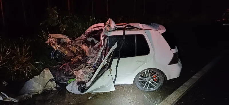 Motorista morre após colisão frontal entre Golf e carreta de eucalipto na BR-101, em Nova Viçosa Motorista morre após colisão frontal entre Golf e carreta de eucalipto na BR-101, em Nova Viçosa