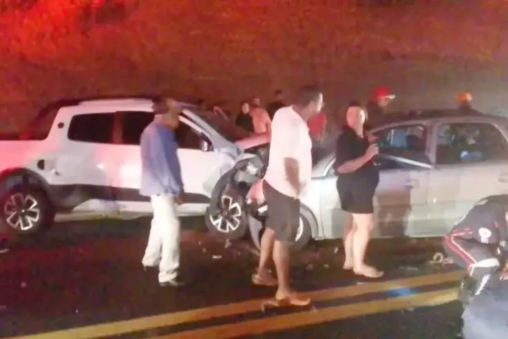 Três pessoas morrem após Saveiro invadir contramão e atingir Corsa na BR-101, em São Mateus
