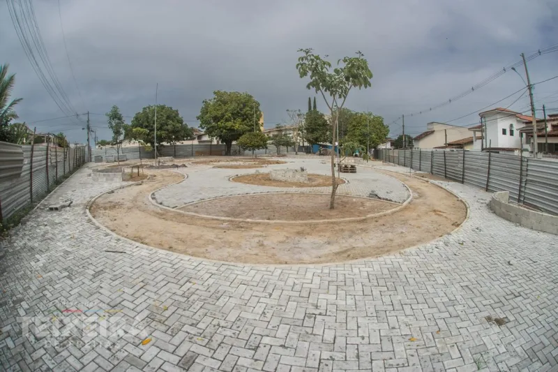 Obras da Praça do Recanto do Lago avançam com instalação de piso, iluminação e construção de bancos