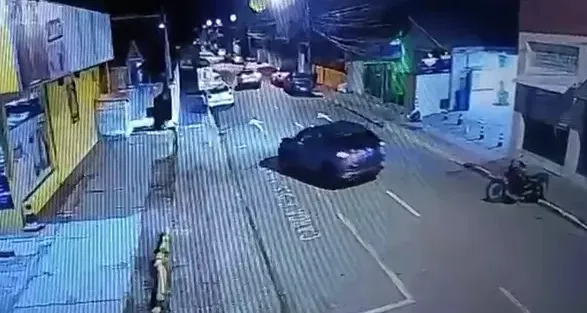 Crianças de 10, 11 e 12 anos furtam carro, dirigem em alta velocidade, batem em moto e são parados pela PM
