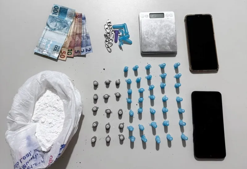 Homem tenta escapar da PM pulando muro, mas é capturado com cocaína em Itabatã