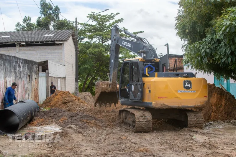 Rua Mauá em Teixeira de Freitas começa a receber pavimentação em trecho de 914 metros Rua Mauá em Teixeira de Freitas começa a receber pavimentação em trecho de 914 metros