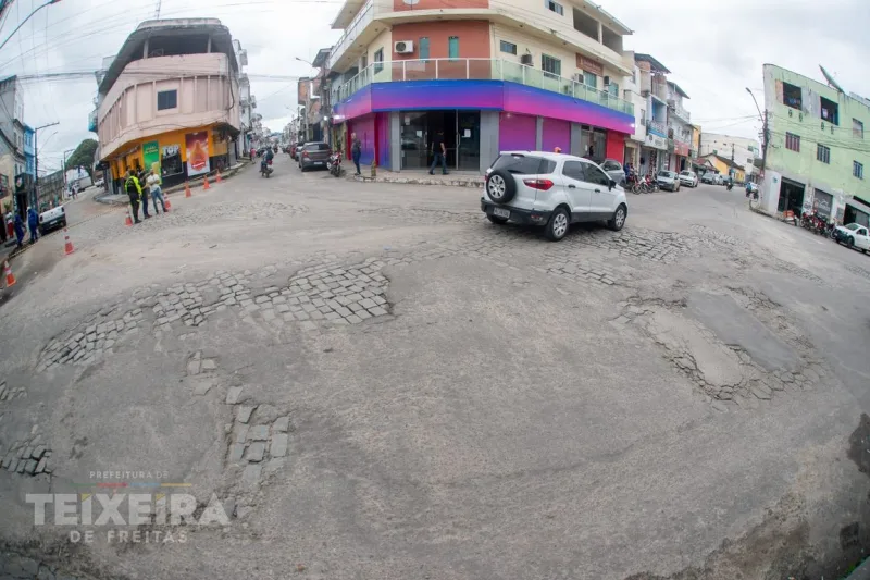 Rua Mauá em Teixeira de Freitas começa a receber pavimentação em trecho de 914 metros Rua Mauá em Teixeira de Freitas começa a receber pavimentação em trecho de 914 metros