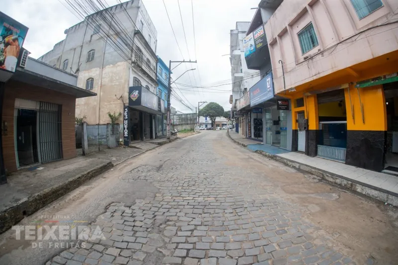 Rua Mauá em Teixeira de Freitas começa a receber pavimentação em trecho de 914 metros Rua Mauá em Teixeira de Freitas começa a receber pavimentação em trecho de 914 metros