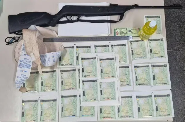 Homem é preso com 53 CNHs falsas e materiais para falsificação de documentos na Bahia