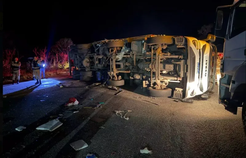 Colisão entre ônibus e carreta deixa seis mortos e 43 feridos na BR-116 em Minas Gerais Colisão entre ônibus e carreta deixa seis mortos e 43 feridos na BR-116 em Minas Gerais