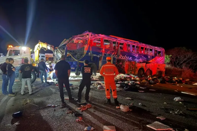 Colisão entre ônibus e carreta deixa seis mortos e 43 feridos na BR-116 em Minas Gerais Colisão entre ônibus e carreta deixa seis mortos e 43 feridos na BR-116 em Minas Gerais