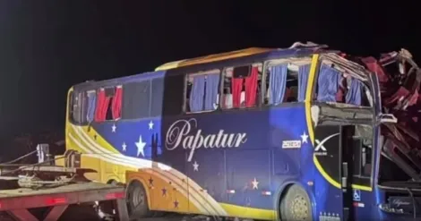 Colisão entre ônibus e carreta deixa seis mortos e 43 feridos na BR-116 em Minas Gerais
