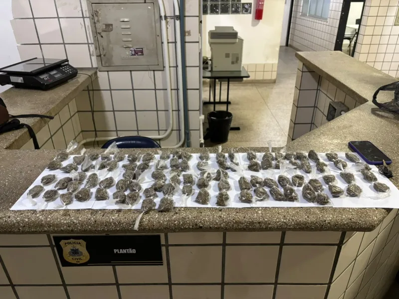Abordagem a motociclista termina com apreensão de 94 papelotes de maconha em Teixeira de Freitas