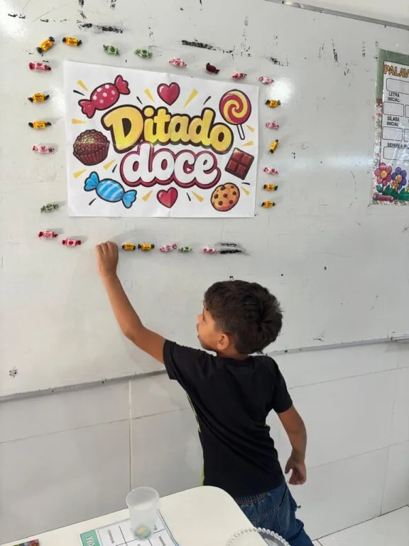 Oficina reúne famílias e alunos em manhã de atividades sobre alfabetização e letramento na Escola Municipal Irmã Dulce
