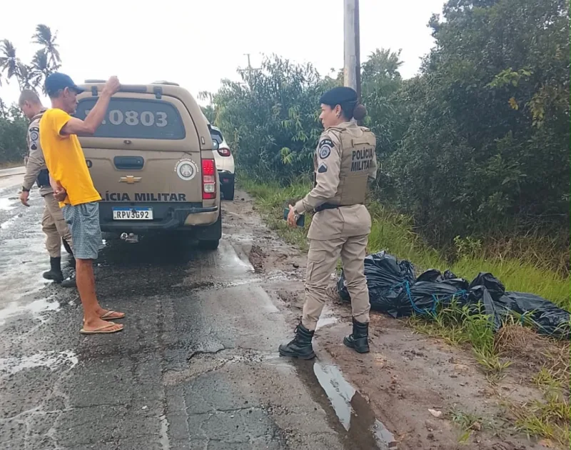 Jovem é encontrado morto e enrolado em sacos plásticos às margens da BA-001 em Belmonte