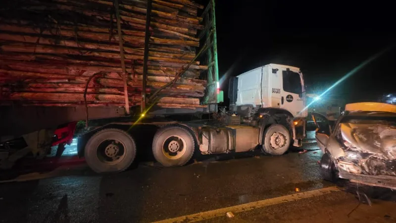 Colisão frontal entre carro e carreta deixa dois feridos graves na BR-418, em Nova Viçosa