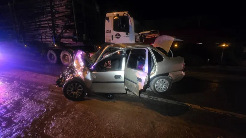 Colisão frontal entre carro e carreta deixa dois feridos graves na BR-418, em Nova Viçosa