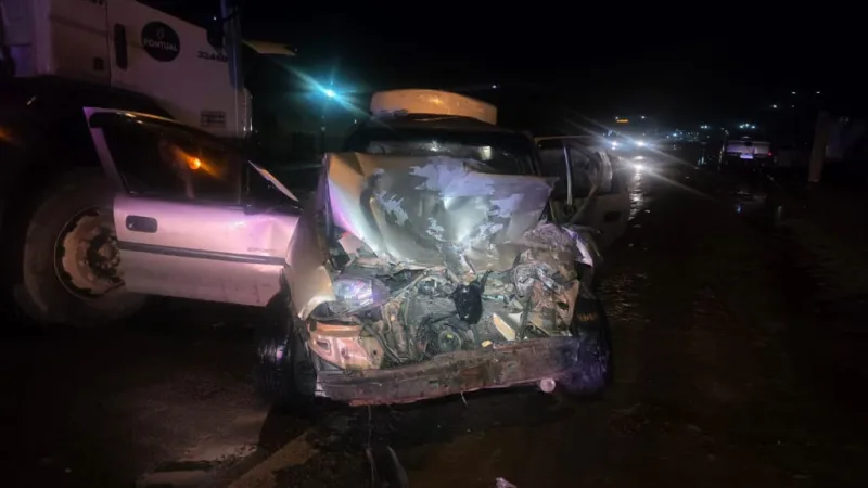Colisão frontal entre carro e carreta deixa dois feridos graves na BR-418, em Nova Viçosa