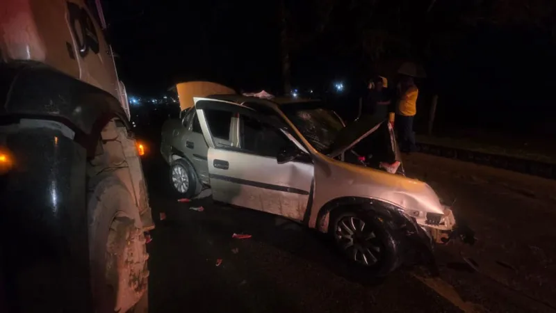 Colisão frontal entre carro e carreta deixa dois feridos graves na BR-418, em Nova Viçosa